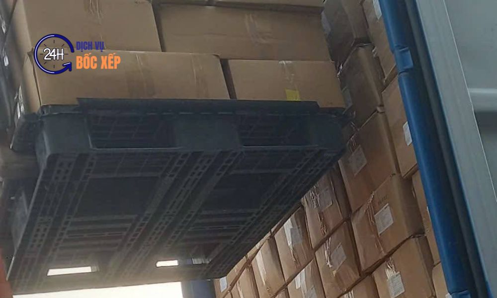Hình ảnh đội bốc xếp bốc vác Quận 12 đang làm việc thực tế tại kho hàng