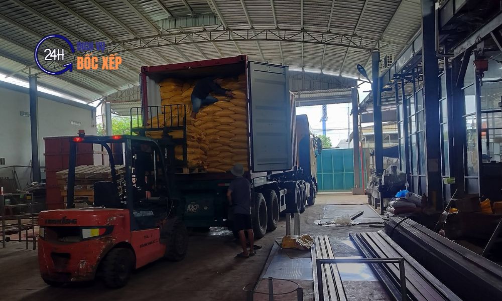 Nhân công bốc xếp bốc vác Quận 7 thực hiện bốc dỡ hàng an toàn