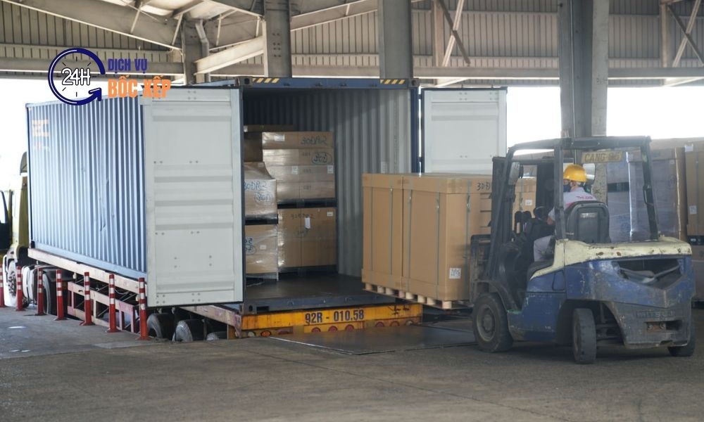 Dịch vụ bốc xếp container triển khai linh hoạt theo lịch xe và lịch hàng