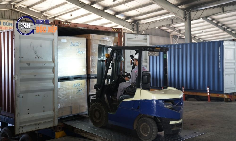Dịch vụ bốc xếp container phù hợp cho kho logistics và doanh nghiệp vận tải